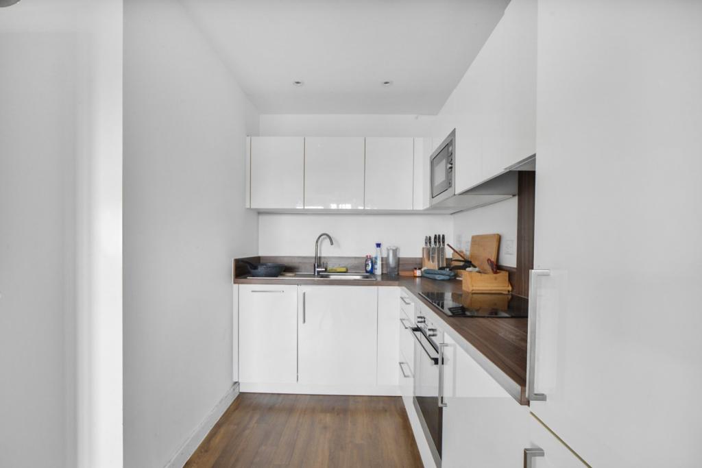 Modern One-Bedroom Apartment in Waterside Park, Docklands, E16 - £300,000