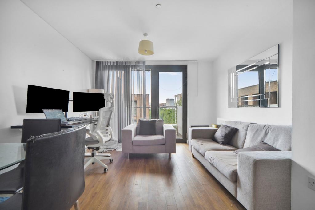 Modern One-Bedroom Apartment in Waterside Park, Docklands, E16 - £300,000