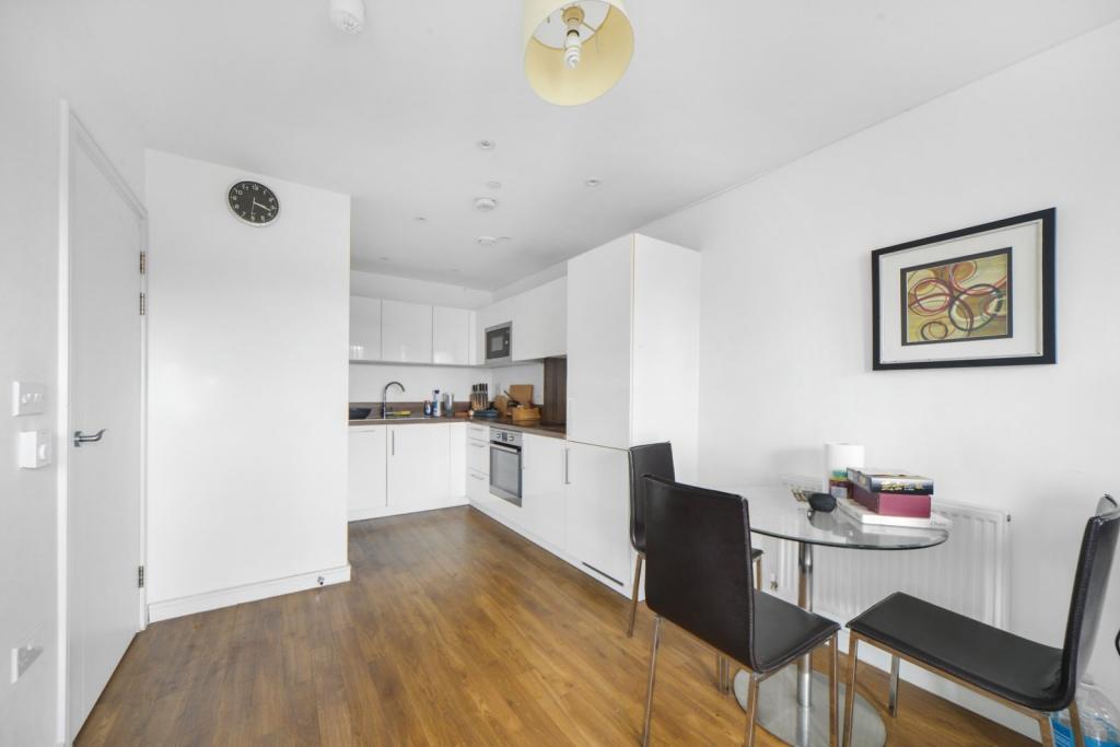 Modern One-Bedroom Apartment in Waterside Park, Docklands, E16 - £300,000
