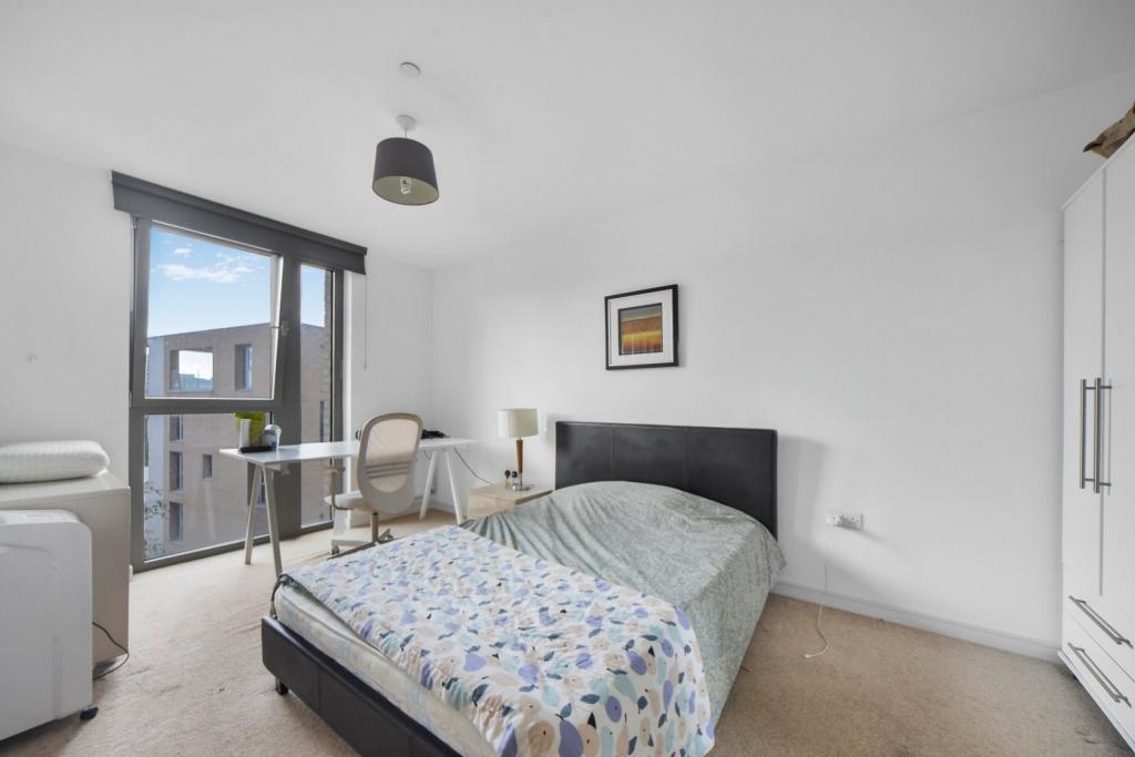Modern One-Bedroom Apartment in Waterside Park, Docklands, E16 - £300,000