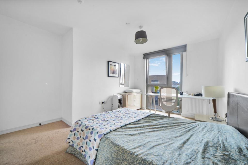 Modern One-Bedroom Apartment in Waterside Park, Docklands, E16 - £300,000