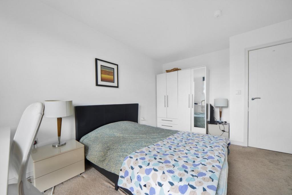 Modern One-Bedroom Apartment in Waterside Park, Docklands, E16 - £300,000