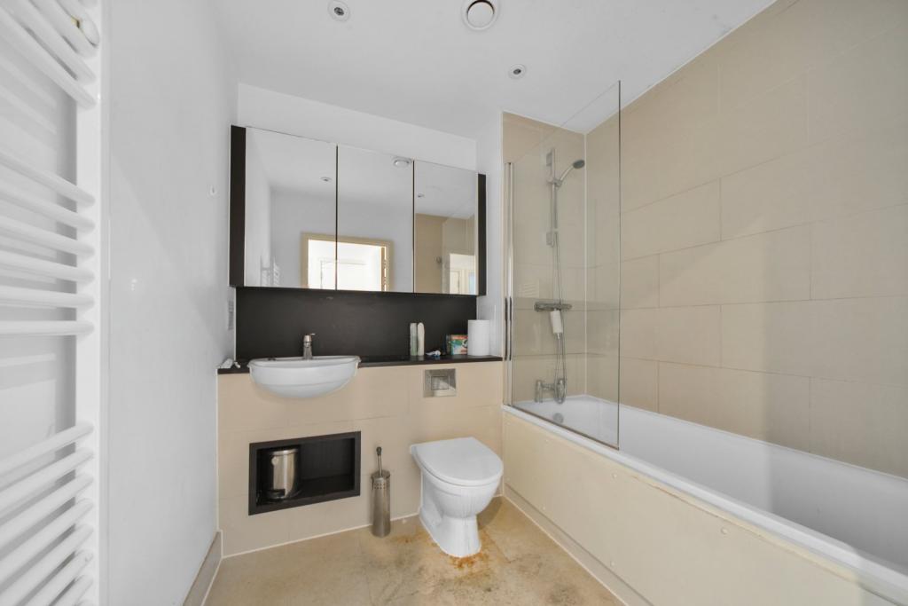 Modern One-Bedroom Apartment in Waterside Park, Docklands, E16 - £300,000