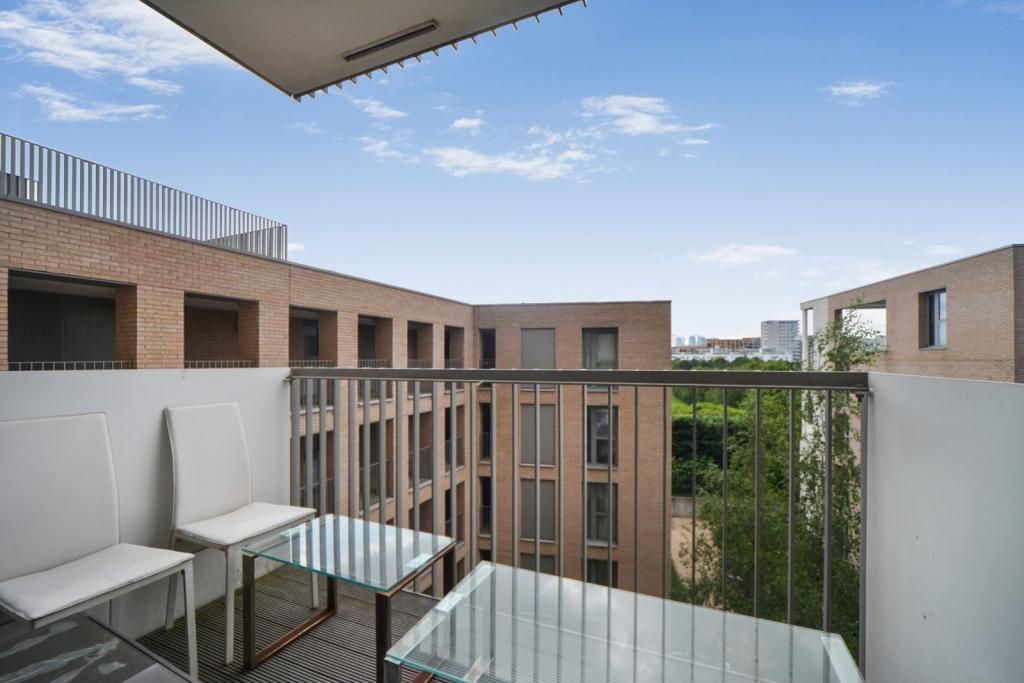 Modern One-Bedroom Apartment in Waterside Park, Docklands, E16 - £300,000