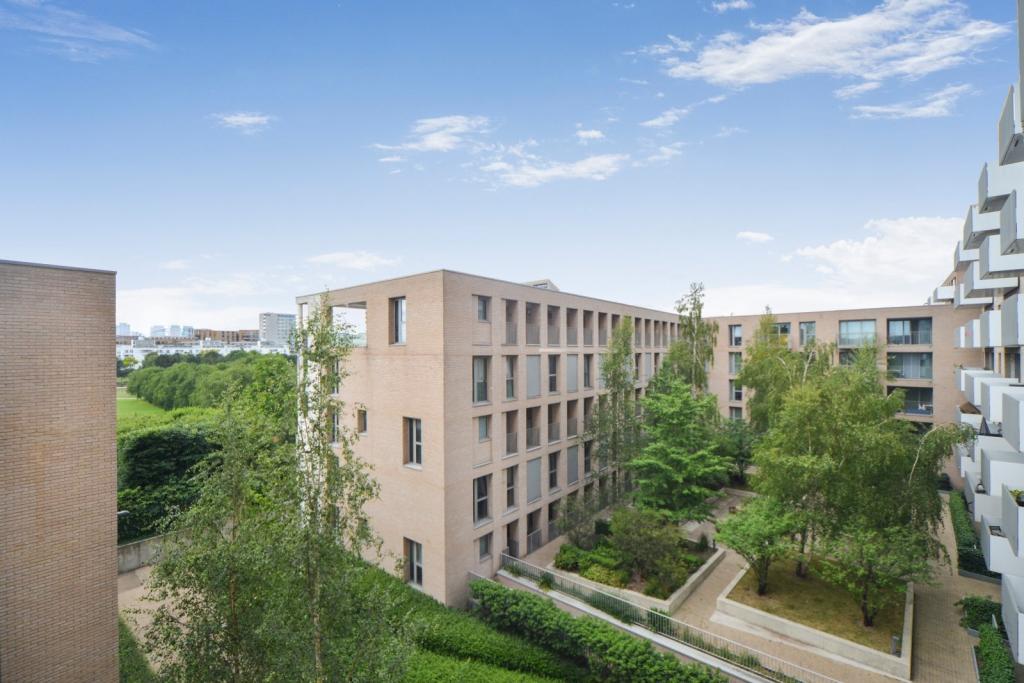Modern One-Bedroom Apartment in Waterside Park, Docklands, E16 - £300,000