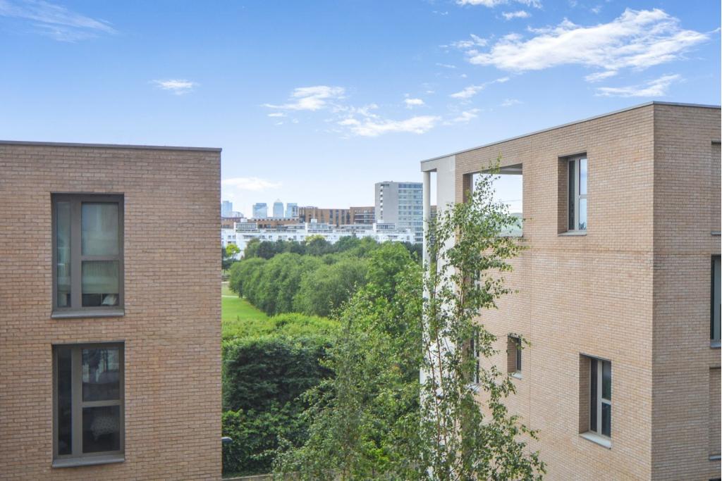 Modern One-Bedroom Apartment in Waterside Park, Docklands, E16 - £300,000
