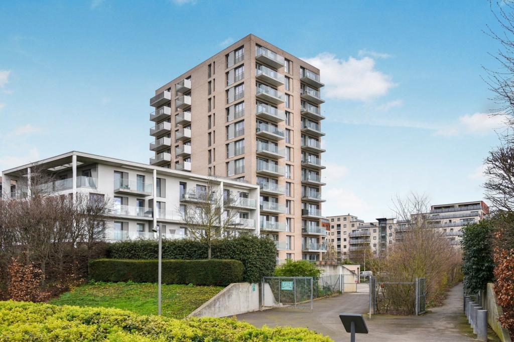 Modern One-Bedroom Apartment in Waterside Park, Docklands, E16 - £300,000
