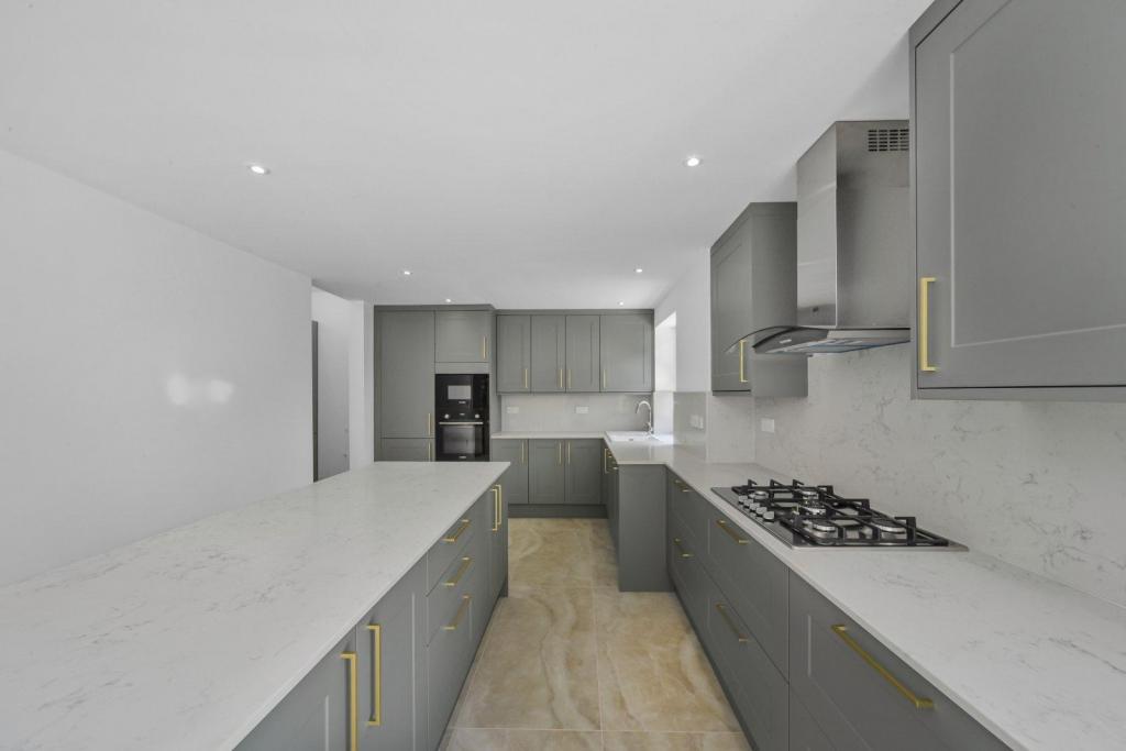 Stunning 4-Bedroom Georgian Semi-Detached House in London, E14