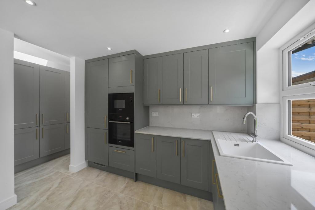 Stunning 4-Bedroom Georgian Semi-Detached House in London, E14