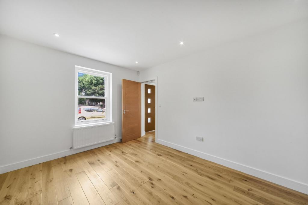Stunning 4-Bedroom Georgian Semi-Detached House in London, E14