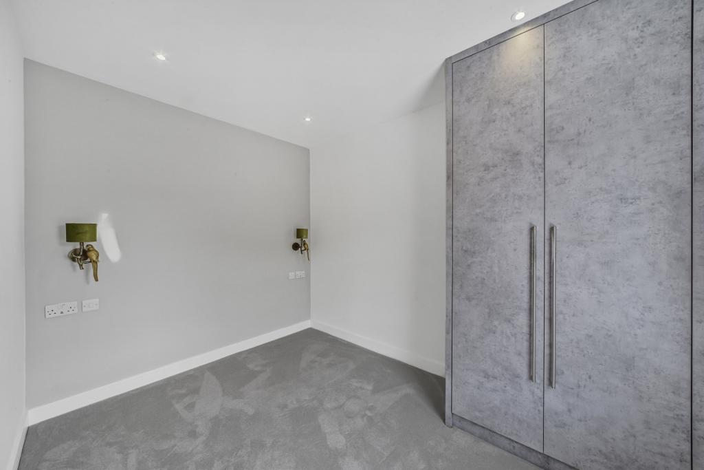 Stunning 4-Bedroom Georgian Semi-Detached House in London, E14