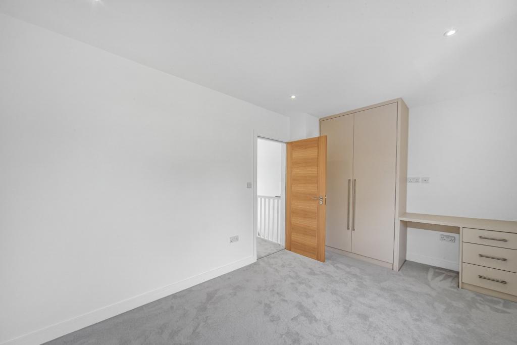 Stunning 4-Bedroom Georgian Semi-Detached House in London, E14