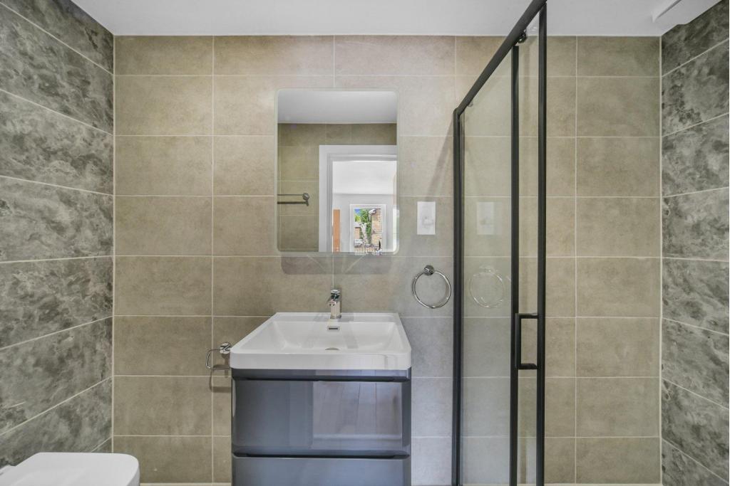 Stunning 4-Bedroom Georgian Semi-Detached House in London, E14
