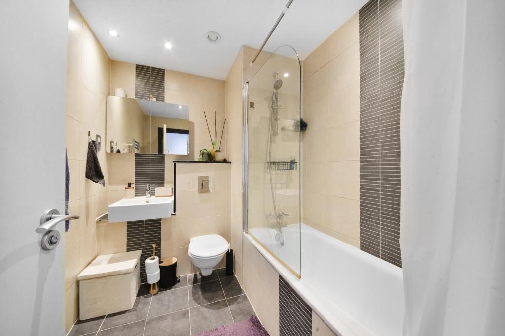 Modern Three-Bedroom Apartment to Rent – Wembley