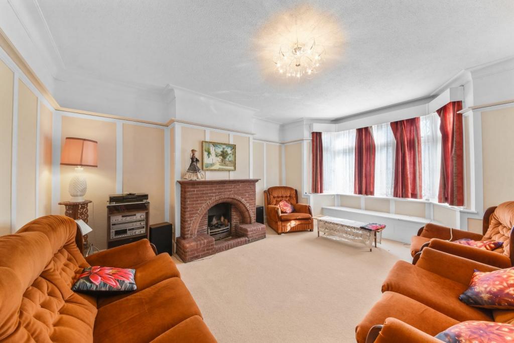 Spacious Three-Bedroom Semi-Detached House to Rent – Brentford, Hounslow TW8