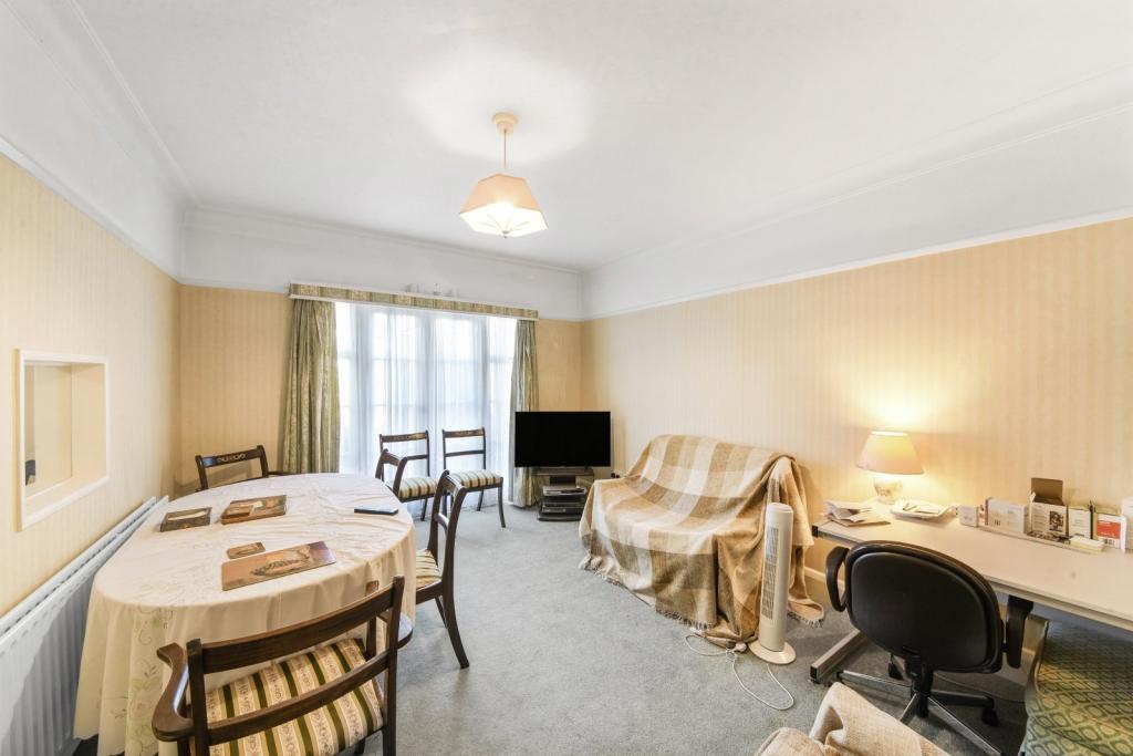 Spacious Three-Bedroom Semi-Detached House to Rent – Brentford, Hounslow TW8