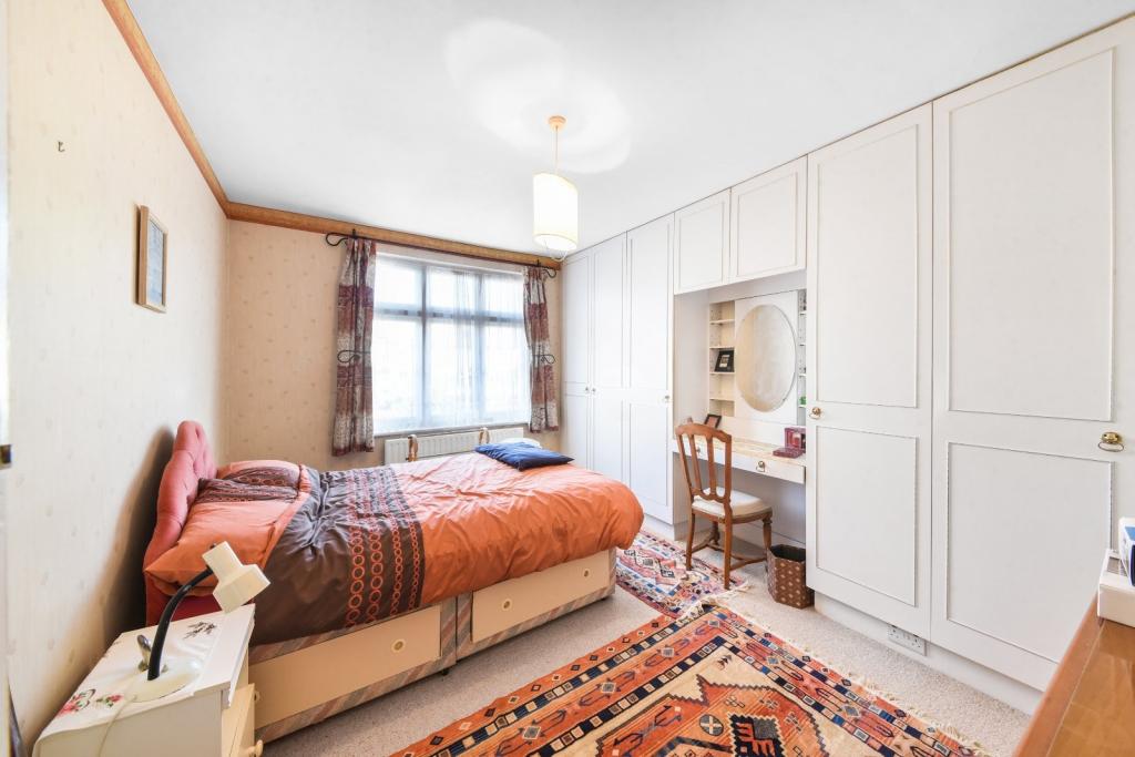 Spacious Three-Bedroom Semi-Detached House to Rent – Brentford, Hounslow TW8