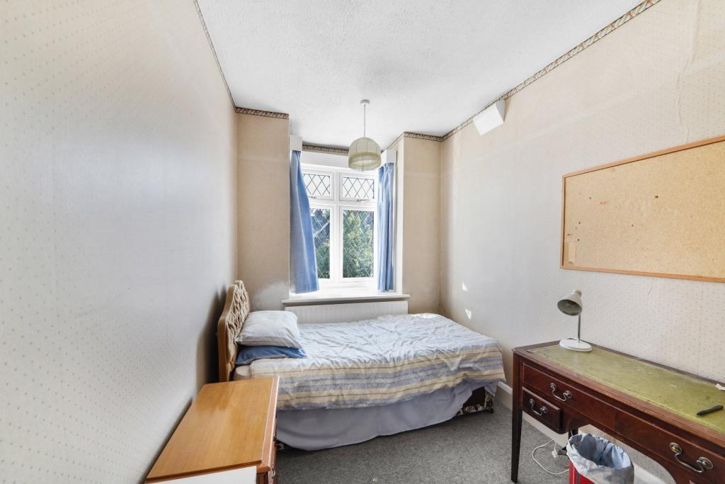 Spacious Three-Bedroom Semi-Detached House to Rent – Brentford, Hounslow TW8