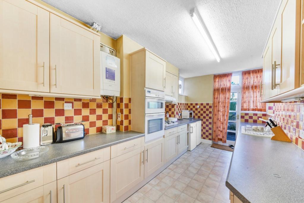 Spacious Three-Bedroom Semi-Detached House to Rent – Brentford, Hounslow TW8
