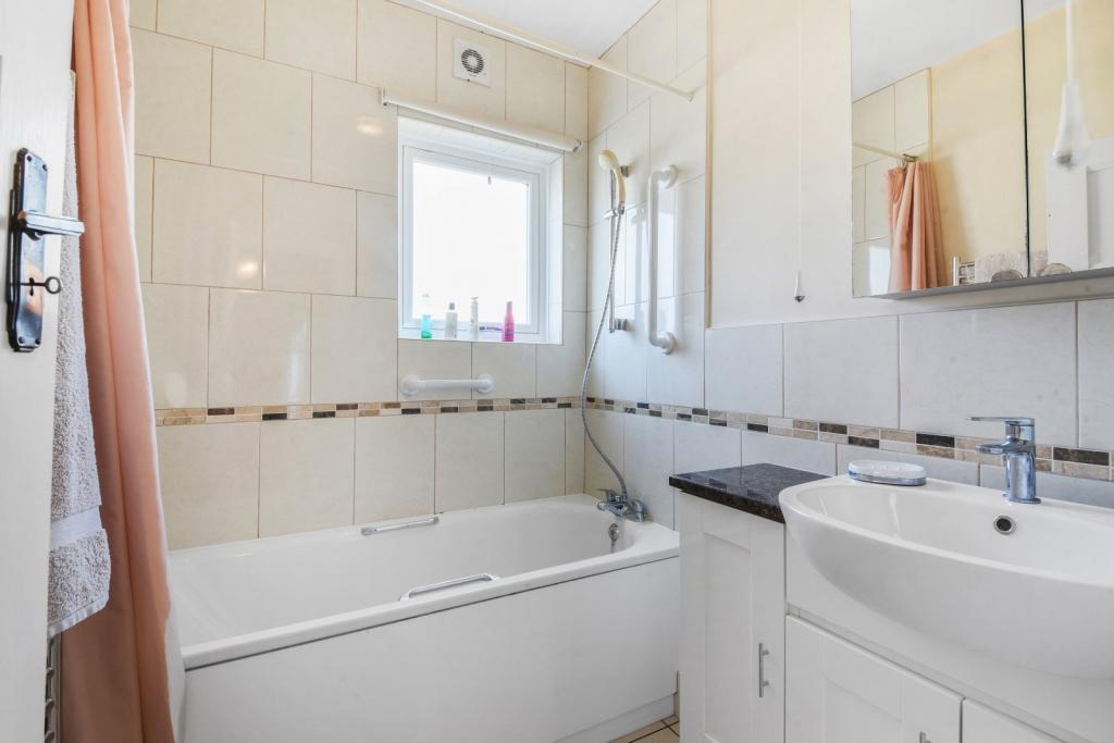 Spacious Three-Bedroom Semi-Detached House to Rent – Brentford, Hounslow TW8