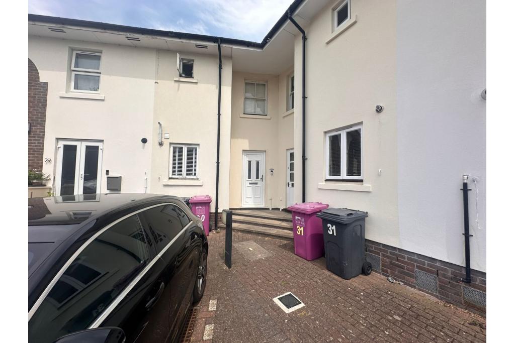 Spacious Three-Bedroom House with Garden and Parking – Isle of Dogs, London E14