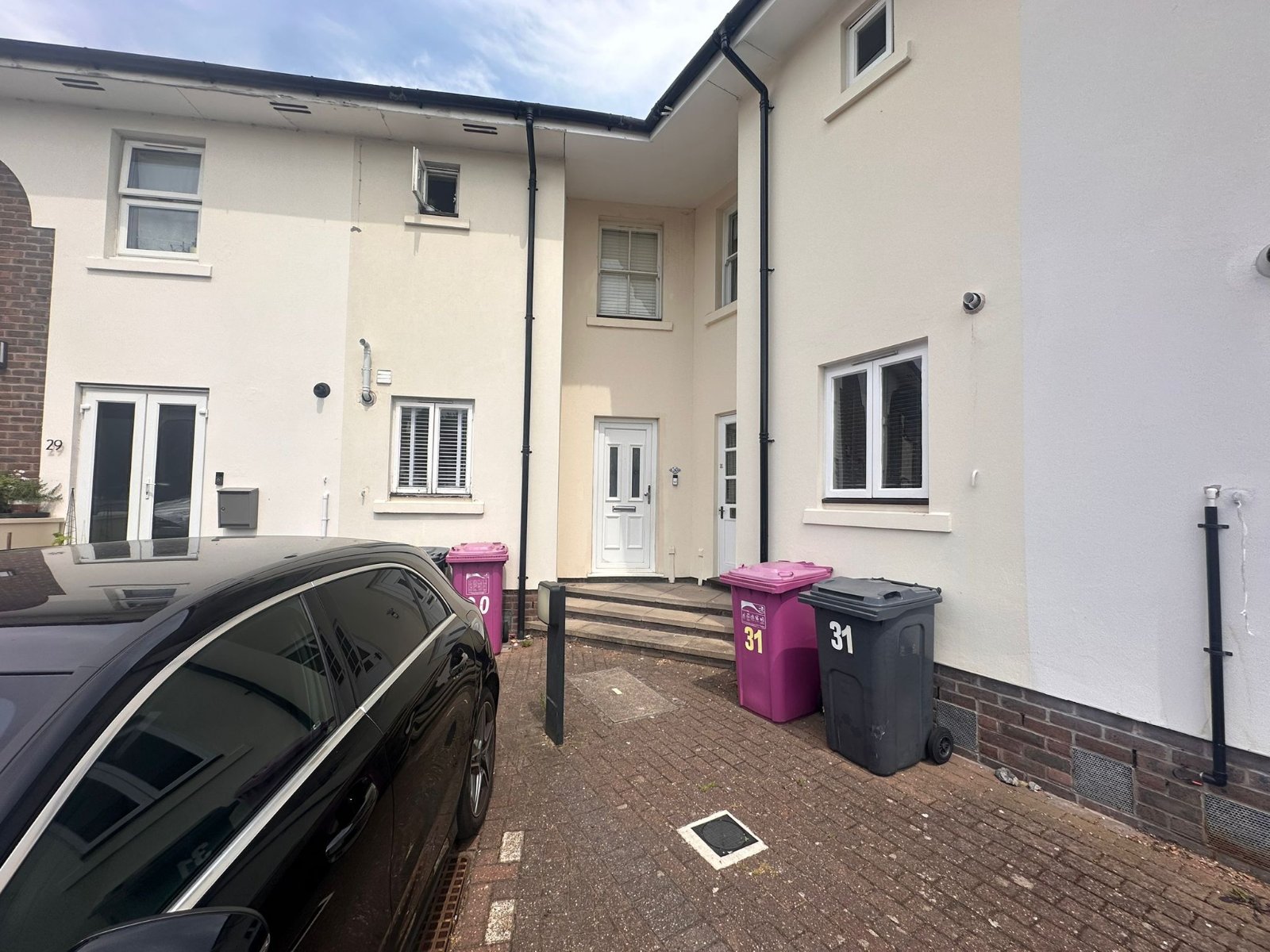 Spacious Three-Bedroom House with Garden and Parking – Isle of Dogs, London E14