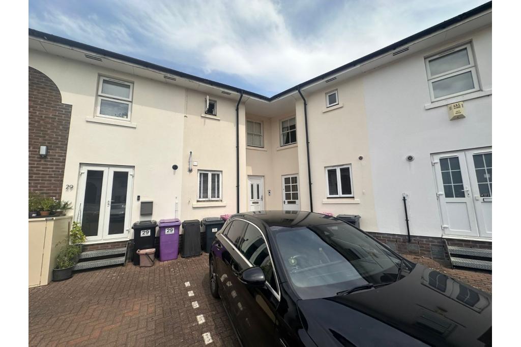 Spacious Three-Bedroom House with Garden and Parking – Isle of Dogs, London E14