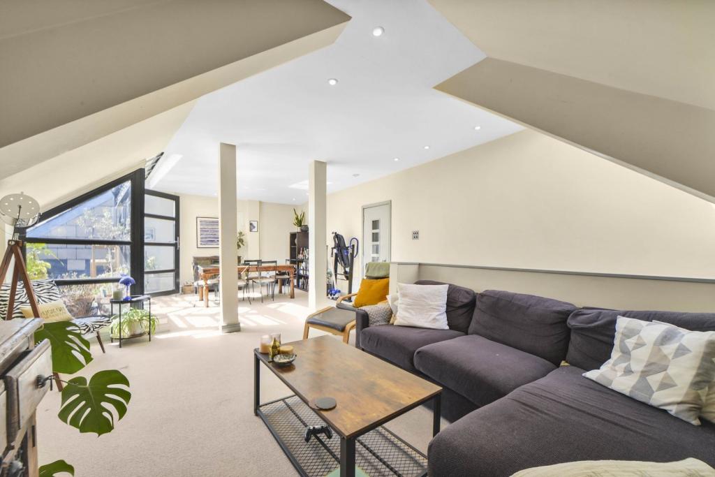 Elegant Two-Bedroom Apartment with Balcony and Parking – Wapping, London E1W