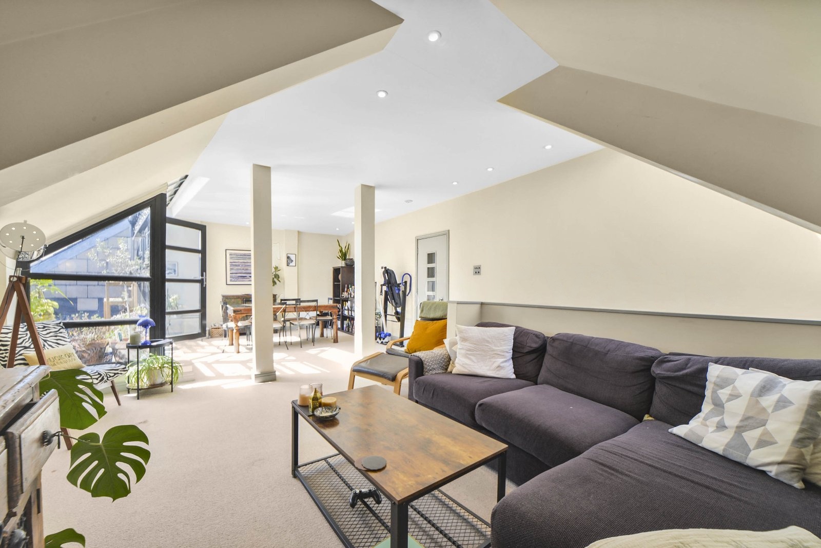 Elegant Two-Bedroom Apartment with Balcony and Parking – Wapping, London E1W