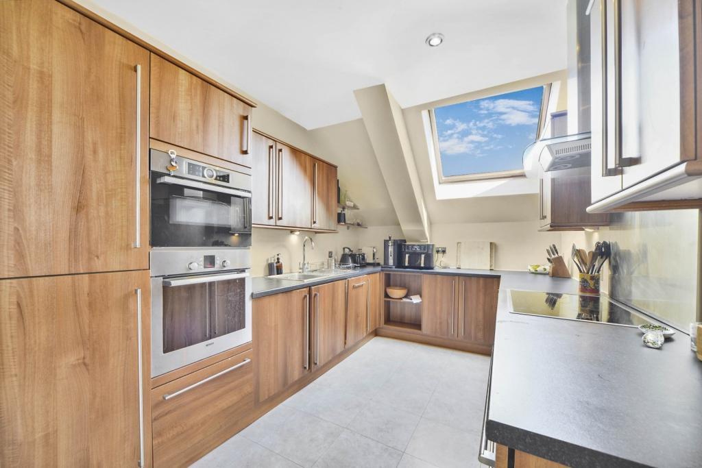 Elegant Two-Bedroom Apartment with Balcony and Parking – Wapping, London E1W