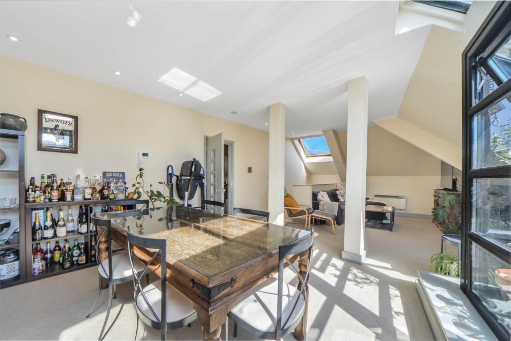 Elegant Two-Bedroom Apartment with Balcony and Parking – Wapping, London E1W