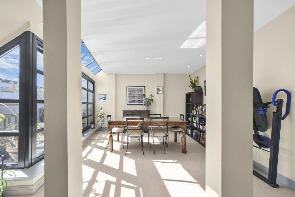 Elegant Two-Bedroom Apartment with Balcony and Parking – Wapping, London E1W