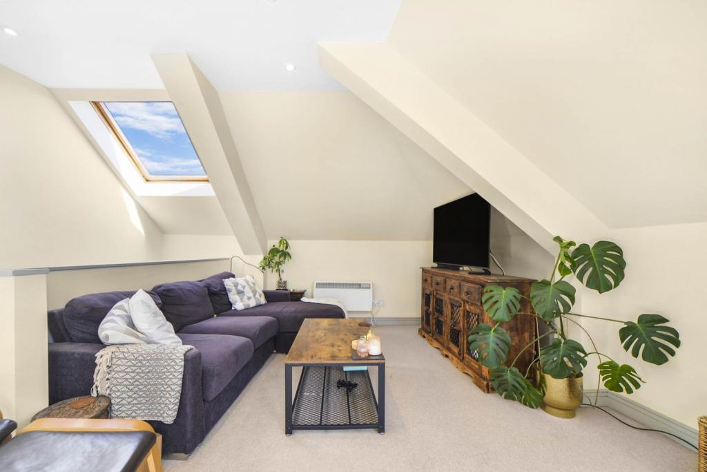 Elegant Two-Bedroom Apartment with Balcony and Parking – Wapping, London E1W