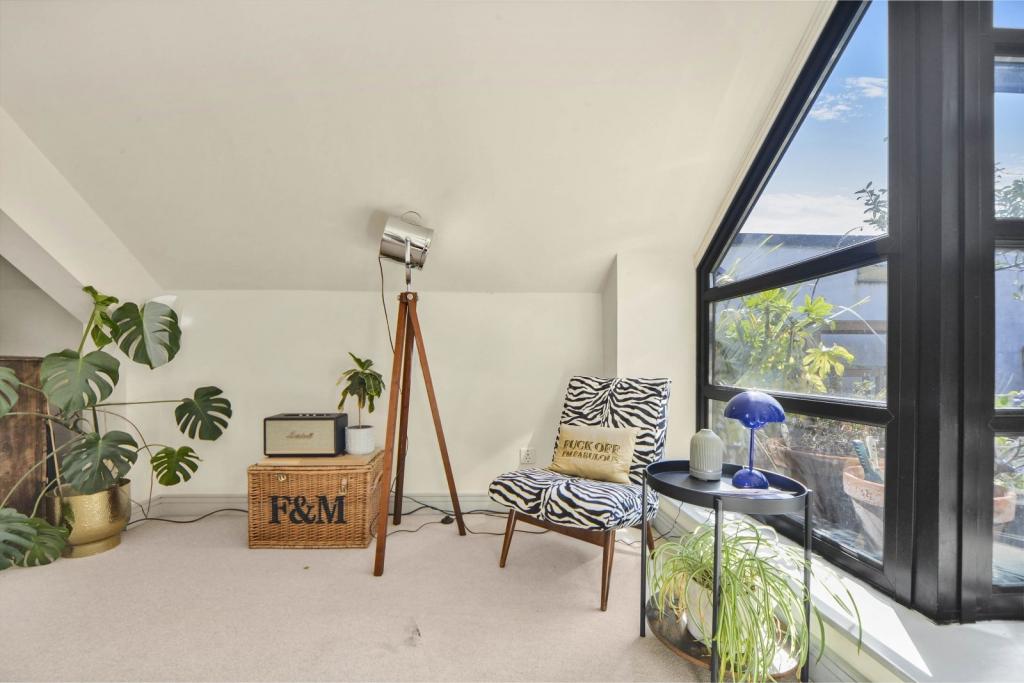 Elegant Two-Bedroom Apartment with Balcony and Parking – Wapping, London E1W