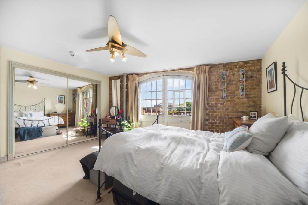 Elegant Two-Bedroom Apartment with Balcony and Parking – Wapping, London E1W
