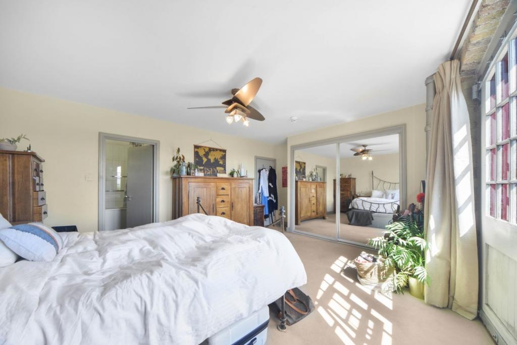 Elegant Two-Bedroom Apartment with Balcony and Parking – Wapping, London E1W