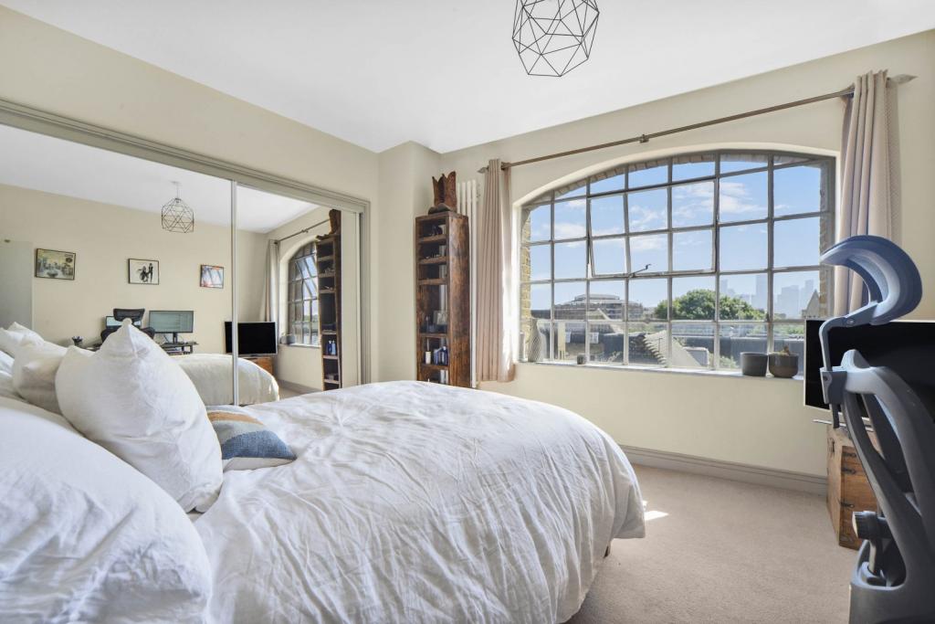 Elegant Two-Bedroom Apartment with Balcony and Parking – Wapping, London E1W