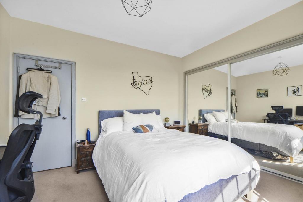 Elegant Two-Bedroom Apartment with Balcony and Parking – Wapping, London E1W