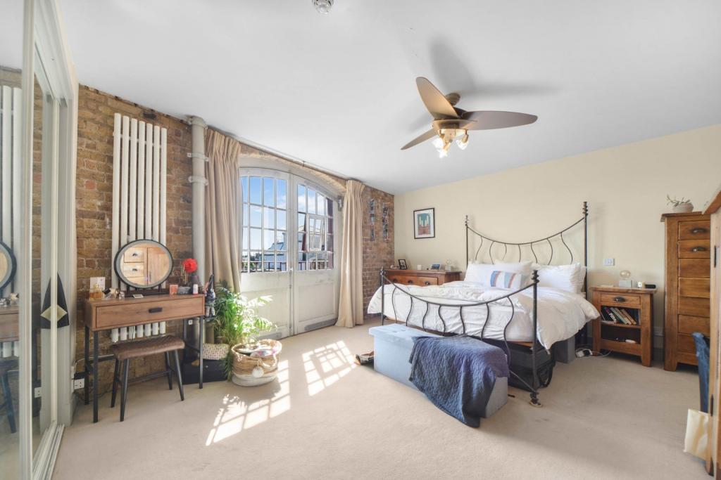 Elegant Two-Bedroom Apartment with Balcony and Parking – Wapping, London E1W