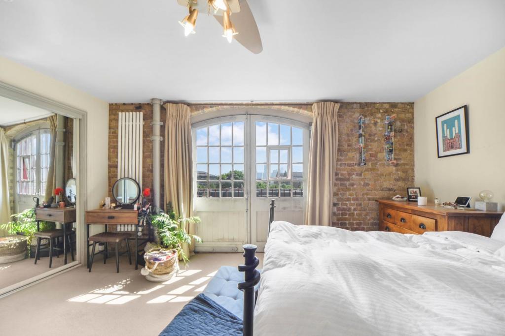 Elegant Two-Bedroom Apartment with Balcony and Parking – Wapping, London E1W