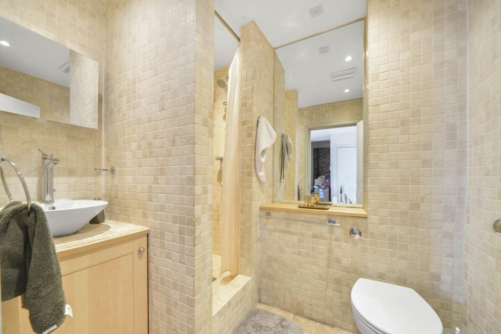 Elegant Two-Bedroom Apartment with Balcony and Parking – Wapping, London E1W