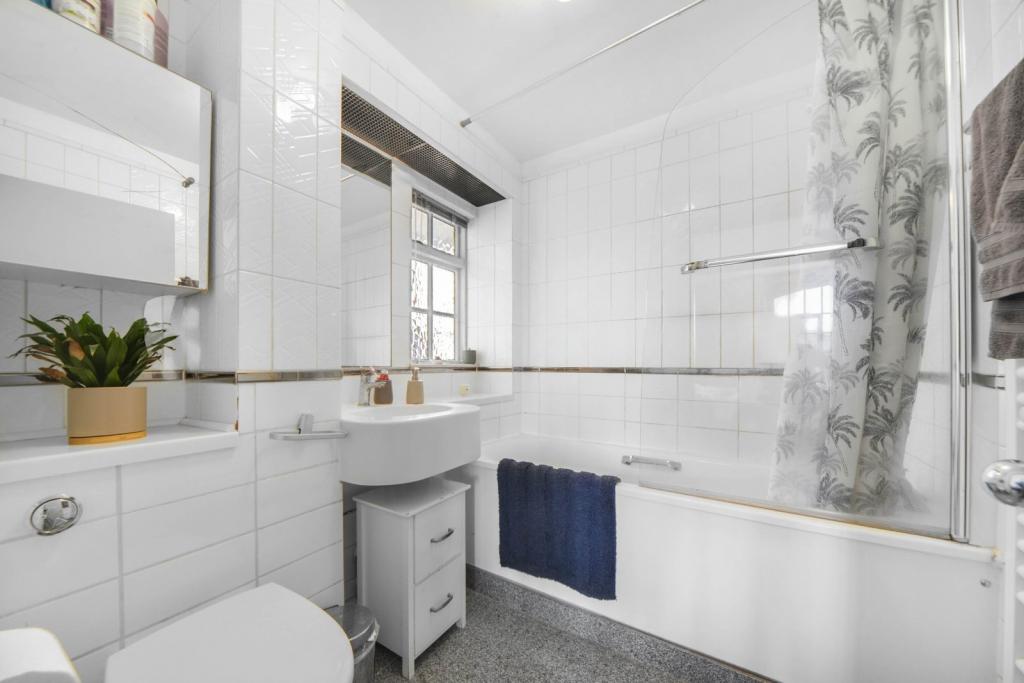 Elegant Two-Bedroom Apartment with Balcony and Parking – Wapping, London E1W