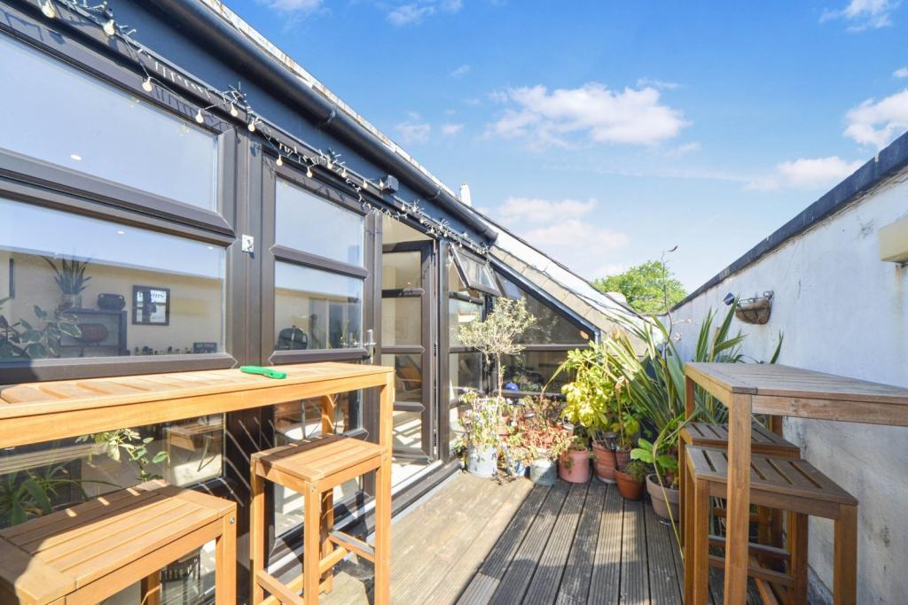 Elegant Two-Bedroom Apartment with Balcony and Parking – Wapping, London E1W