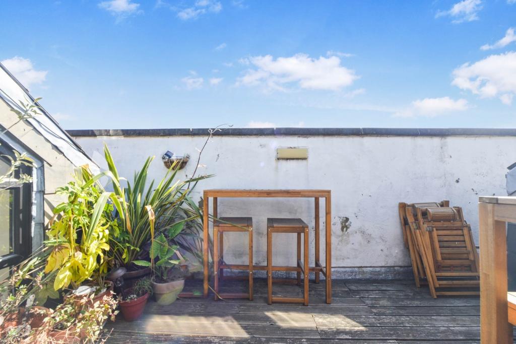 Elegant Two-Bedroom Apartment with Balcony and Parking – Wapping, London E1W
