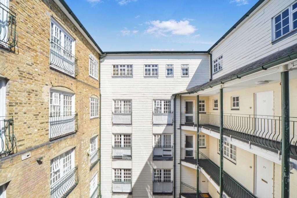 Elegant Two-Bedroom Apartment with Balcony and Parking – Wapping, London E1W