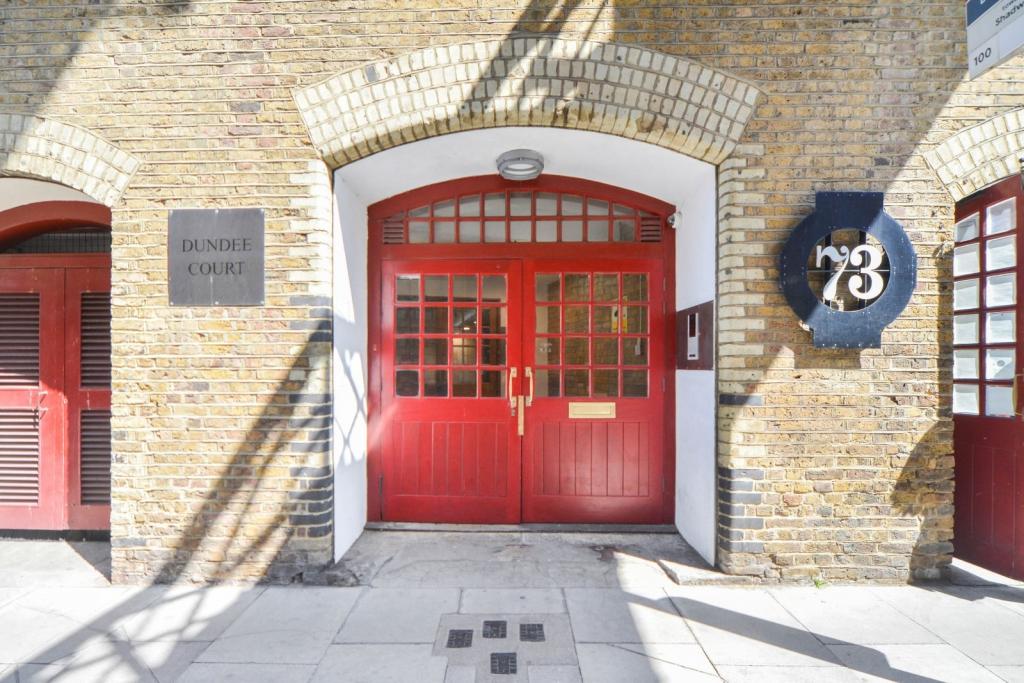 Elegant Two-Bedroom Apartment with Balcony and Parking – Wapping, London E1W
