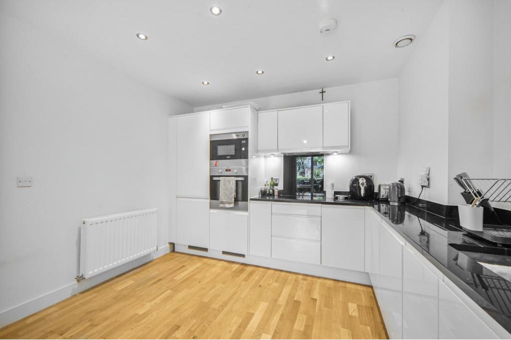Modern One-Bedroom Apartment with Balcony in Gated Development – Poplar, London E14
