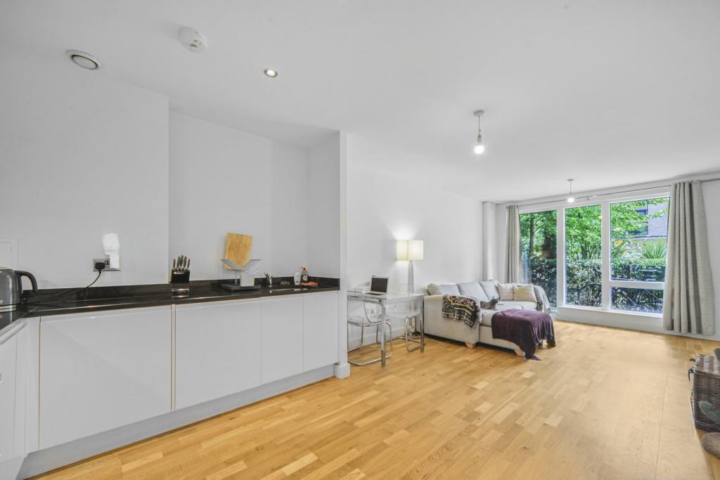 Modern One-Bedroom Apartment with Balcony in Gated Development – Poplar, London E14