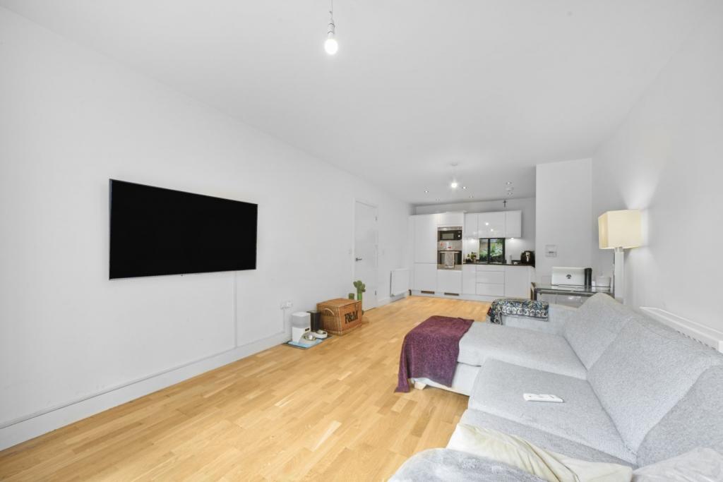 Modern One-Bedroom Apartment with Balcony in Gated Development – Poplar, London E14