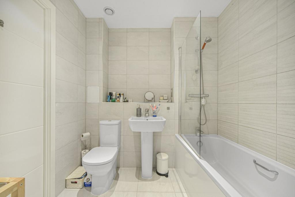 Modern One-Bedroom Apartment with Balcony in Gated Development – Poplar, London E14